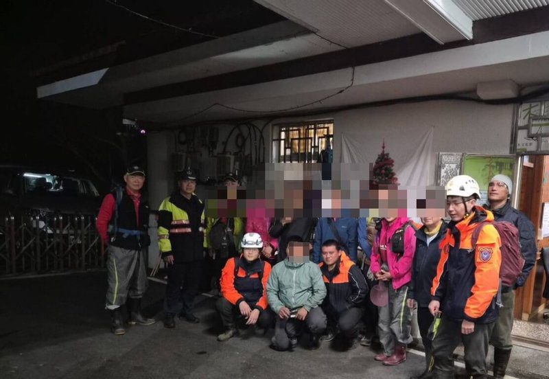 1支7人登山隊7日攀登南投惠蓀林場小出山時迷路，包車司機見客人未下山報警，員警和消防員、巡山員組成搜救隊，8日凌晨尋獲包含領隊在內的7人，全員安全下山。（警方提供）中央社記者吳哲豪傳真 114年12月9日