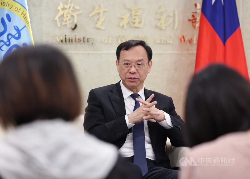 政府近年接連挹注健保，衛福部長石崇良指出，增加投資是盼加速導入新科技與加薪攬才，因此擬修健保特管辦法，保障新進醫事人員起薪，不能只有最低工資，但強調將與各界討論。中央社記者張新偉攝　114年11月30日