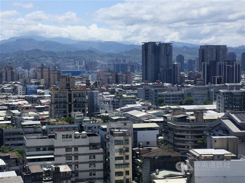 圖為台北市萬華區房屋。 （中央社檔案照片）