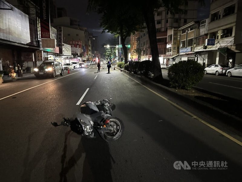 高姓少年1日清晨無照騎乘機車載著1名少女，行經台中市南區1處路口，因不明原因自撞分隔島，2人皆有多處傷勢，但少年送醫搶救後仍傷重不治、少女仍在治療，警方獲報到場處理。（翻攝照片）中央社記者蘇木春傳真　114年12月1日
