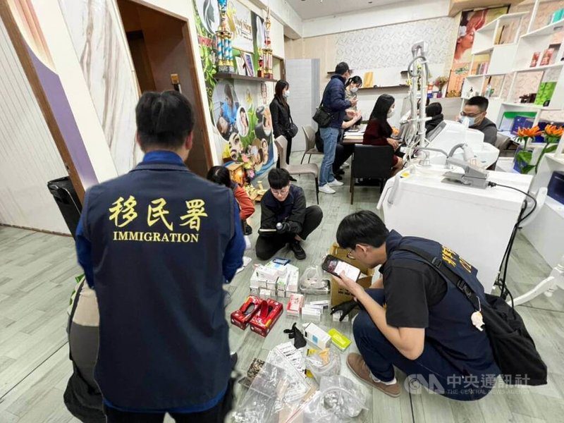 越南籍武姓及印尼籍燕姓女子皆為失聯外籍移工，自民國111年9月至114年3月間在台中非法從事醫美工作；案經移民署及檢警等合作追查，逮獲2名失聯移工並依法起訴，台中地院日前判2人各10月、9月徒刑，可上訴。圖為查緝情形。（翻攝照片）中央社記者蘇木春傳真　114年12月2日