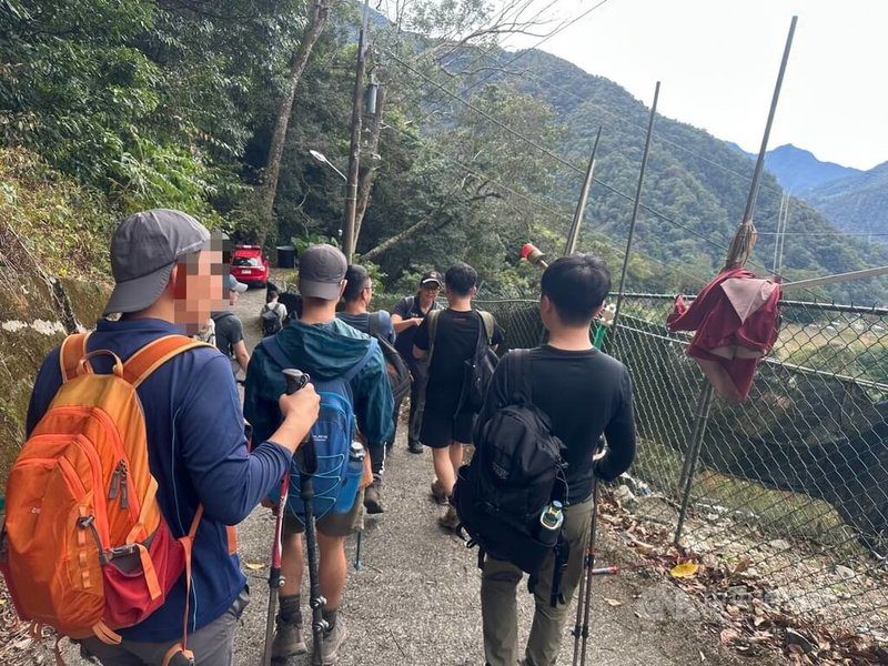 一行8名山友30日前往台中市和平區馬崙新山線步道登山，6人遭虎頭蜂群螫傷，消防局派員到場，將其中5人送醫，另有1名傷患自行就醫。（翻攝照片）中央社記者蘇木春傳真　114年11月30日