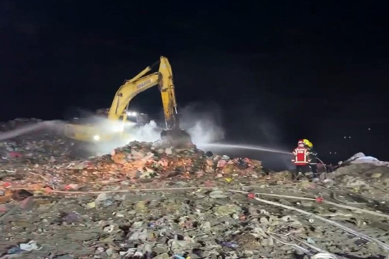 台南市城西二期掩埋場11月30日晚間起火，消防局獲報約2小時後撲滅火勢，1日凌晨完成殘火處理。（讀者提供）中央社記者楊思瑞台南傳真  114年12月1日