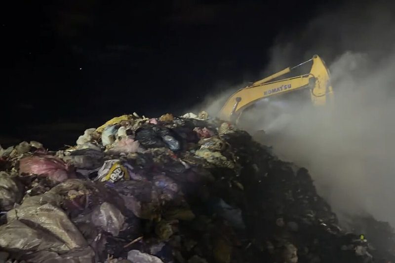 台南市安南區城西掩埋場30日晚間起火，消防局指出，經環保局水車與重機具支援，火勢已撲滅，隨後進行殘火處理。（讀者提供）中央社記者楊思瑞台南傳真　114年11月30日