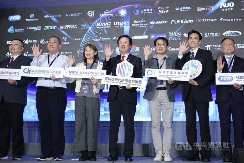 台灣次世代通訊產業聯盟（TNGCA）成立大會1日下午在台北舉行，首屆會長簡志誠（左4）與國科會前瞻及應用科技處副處長何紀芳（左3）、經濟部產業發展署簡任技正曾偉華（右3）、數發部數位產業署組長施偉仁（左2）等人一同拿著手舉牌合影留念。中央社記者翁睿坤攝　114年12月1日