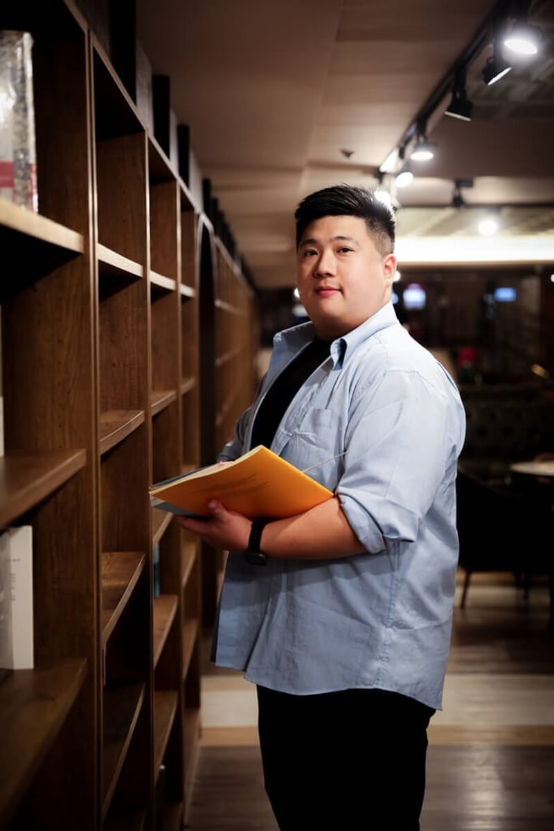 為了一圓指揮夢想，青年指揮吳昱德（圖）白天指揮管樂團，把握大師班學習機會；晚間則化身補習班老師兼課，以收入支撐家中生計、繼續追逐音樂夢。中央社記者吳家昇攝　114年11月29日