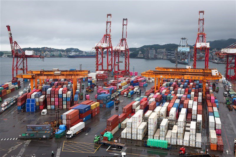 國發會表示，將建構「國力新10大動能」及「AI新10大建設」雙金字塔，強化台灣競爭力與經濟韌性。（中央社檔案照片）