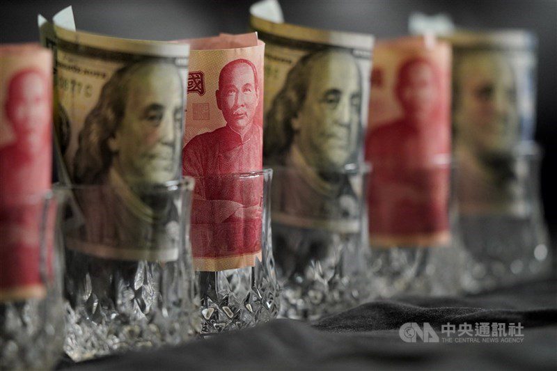 壽險業今年前10月含負債項下收入的新契約保費為新台幣8211.68億元，年增26%。展望全年，國壽認為可順利達成今年目標，富邦人壽認為第4季可維持成長態勢。（中央社檔案照片）