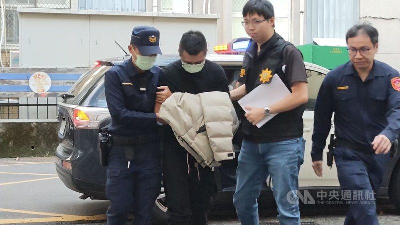 「夜店大亨」夏天倫於11月30日晚間遭人砍傷，2嫌隨即分散逃逸，其中27歲林姓男嫌到派出所自首。台北市警察局松山分局1日下午依殺人未遂罪移送北檢偵辦，並持續追查另1名共犯和幕後有無教唆指使者。中央社記者林長順攝　114年12月1日