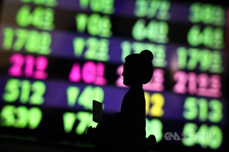 台灣證券交易所公告，11月底台股累積總開戶數達到1371萬4232人，續創歷史新高，比10月再增加5萬2076人。中央社記者王騰毅攝  114年12月1日
