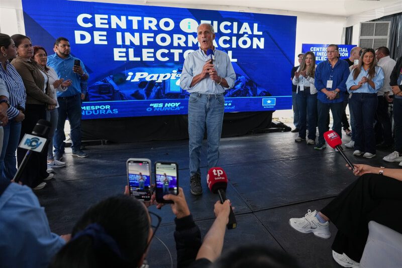 宏都拉斯總統選舉計票陷入膠著，右派在野「國家黨」候選人阿斯夫拉（中）1日以39.92%得票暫居第1。（美聯社）