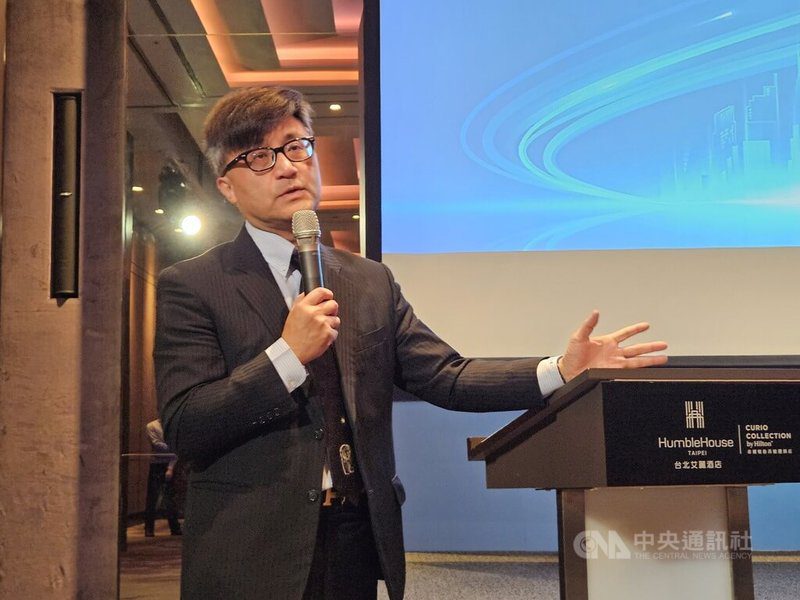 富邦金控舉行2026年財經趨勢論壇，富邦投顧董事長陳奕光認為明年台股是泡沫與理性拉鋸，不過在籌碼面、基本面等利多下，看好台股指數仍有表現空間，明年可能呈現「微笑曲線」走勢，第1、4季為高點。中央社記者曾仁凱攝　114年12月1日