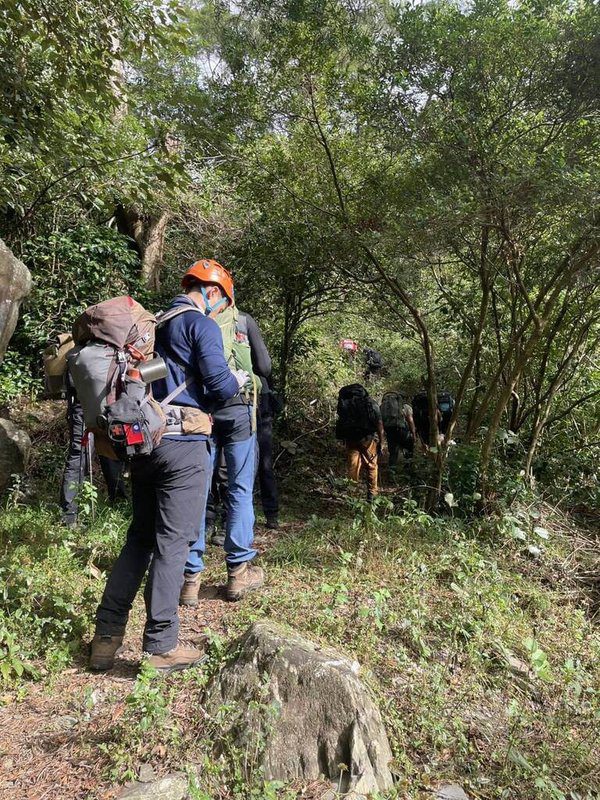 5名民眾徒步前往屏東縣霧台鄉舊好茶部落訪友，途中疑誤食具有毒性的大花曼陀羅，身體不適求助，30日在警消協助下平安下山。（屏東縣消防局提供）中央社記者李卉婷傳真　114年11月30日