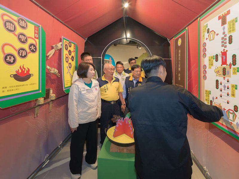 屏東縣政府與東港鎮「七角頭」合作，在王船文化館規劃推出系列特展，其中「七角頭系列特展（二）崙仔頂角–步步祈福運自轉」自29日起登場，屏東縣長周春米（前左）走訪參觀。（屏東縣政府提供）中央社記者李卉婷傳真　114年11月29日