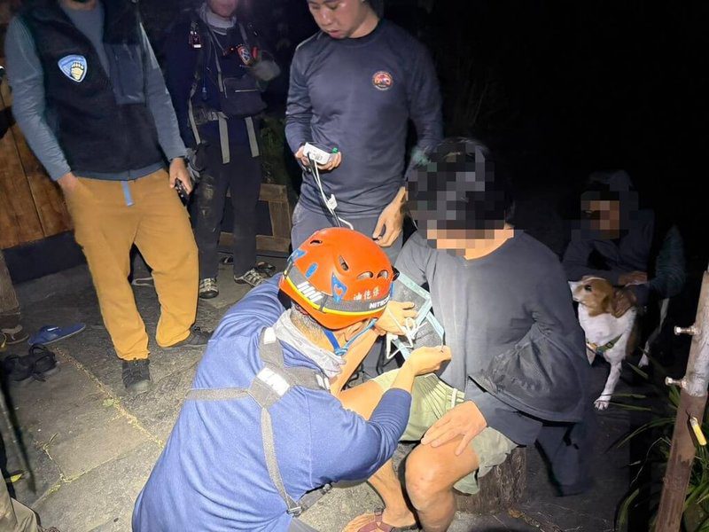 5名民眾29日到屏東霧台鄉舊好茶部落訪友，疑誤食不明植物，5人身體不適，出現幻覺、精神恍惚等症狀，屏東警消獲報馳援，補充水分後症狀均緩解。（屏東消防局提供）中央社記者李卉婷傳真　114年11月30日