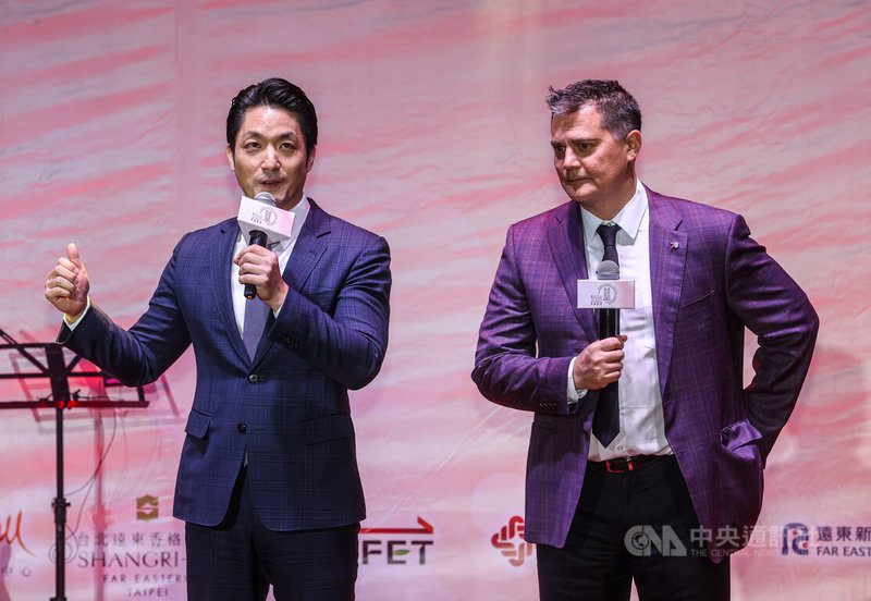 遠東集團28日晚間在遠企中心噴水池廣場舉辦耶誕點燈儀式，台北市長蔣萬安（左）與遠東集團創新長徐國安（右）出席。中央社記者鄭清元攝　114年11月28日