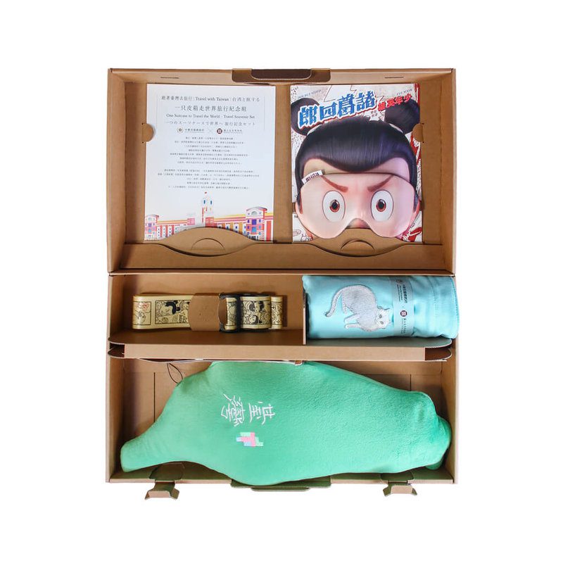 國立故宮博物院與總統府首度合作，以「人民的總統府、全民的故宮」為創意主軸，推出「跟著台灣去旅行－一只皮箱走世界旅行紀念組」聯名禮盒，經典漫畫「諸葛四郎」元素也是一大亮點。（故宮提供）中央社記者王寶兒傳真　114年12月1日