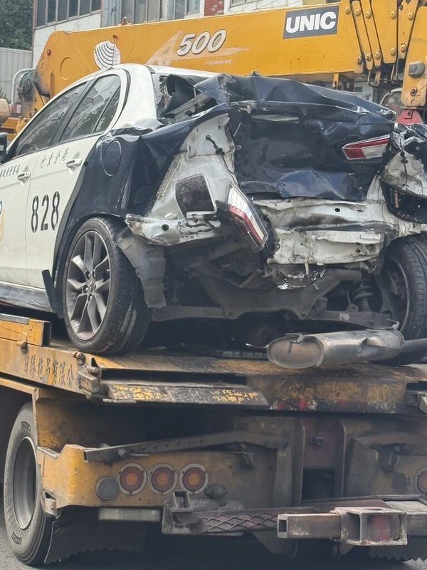 新竹縣警察局竹東分局員警1日駕駛巡邏車前往台68線快速道路，準備下車處理散落物時，遭後方小貨車追撞，車上2名員警與貨車駕駛受傷，幸無生命危險。（讀者提供）中央社記者郭宣彣傳真　114年12月1日