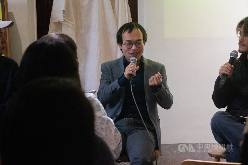 作家朱宥勳（後中）30日至金門蓊蓊書店分享新作「群島有事」，希望讀完書的本土派或討論台灣命運的同伴，不要輕率說出「把金門馬祖給中國就好這種話」，能有更多互相理解。中央社記者吳玟嶸攝　114年11月30日