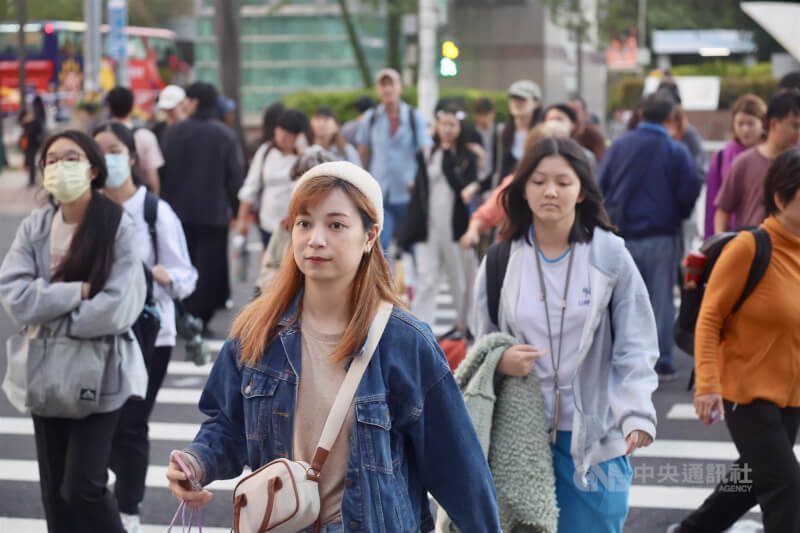 2日受東北季風影響，迎風面水氣略增，大台北、東半部有局部短暫降雨的機率，氣溫略降。圖為台北車站前民眾。中央社記者王飛華攝　114年12月1日