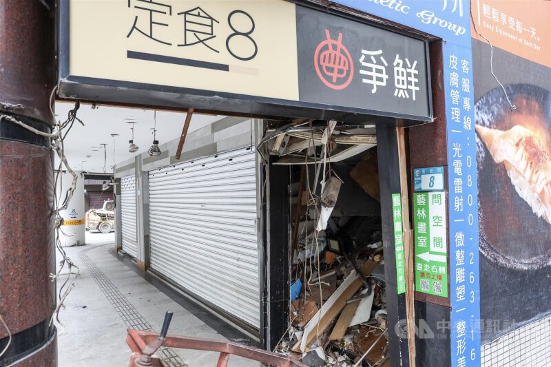 新北市板橋區府中商圈8日凌晨發生公安事故，重慶路12巷的2樓餐廳疑似氣爆，造成多名路人遭噴飛掉落的碎片砸傷，警消獲報派員搶救，共5人送醫。事故原因待查。餐廳入口裝潢毀損。中央社記者吳家昇攝 114年12月8日