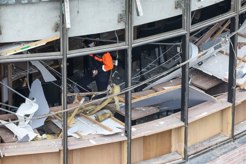新北市板橋區府中商圈8日凌晨發生公安事故，重慶路12巷的2樓餐廳疑似氣爆，造成多名路人遭噴飛掉落的碎片砸傷，警消獲報派員搶救，共5人送醫。事故原因待查。火災鑑識人員在餐廳作業。中央社記者吳家昇攝 114年12月8日
