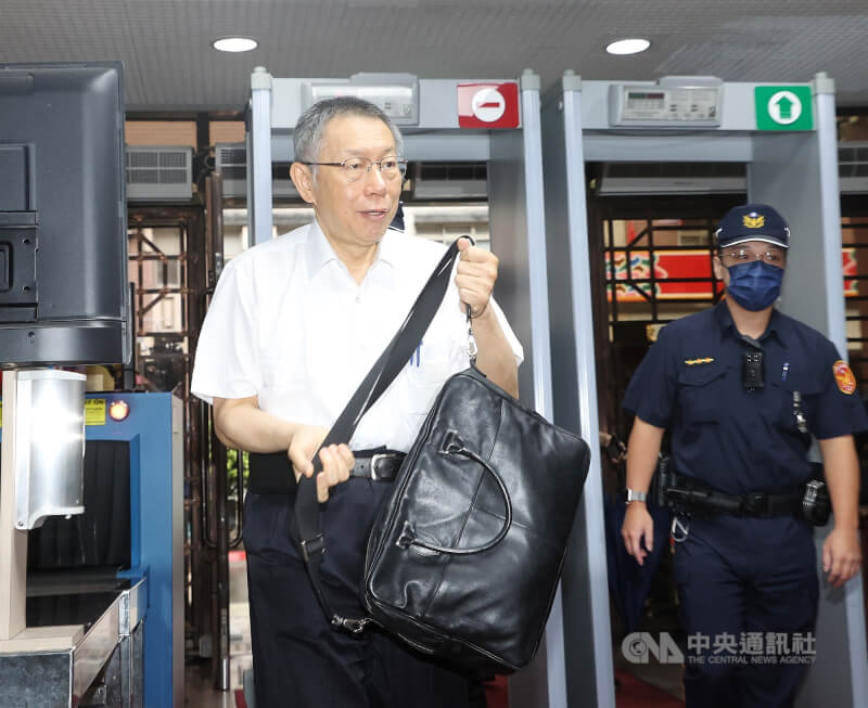 台北地方法院今年10月開庭審理前台北市長柯文哲涉貪污案，傳喚被告柯文哲（左）。（中央社檔案照片）