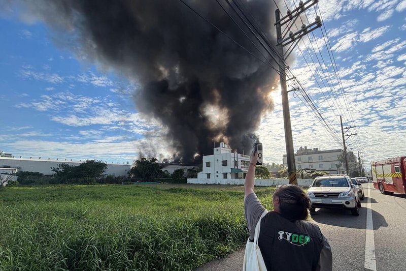 桃園市蘆竹區一處地下工廠30日上午傳出火警，現場非法堆置的大量電纜、塑膠及廢金屬燃燒後產生濃密黑煙，環保局派員到場監控空氣品質與環境污染狀況。（桃園市政府環保局提供）中央社記者吳睿騏桃園傳真　114年11月30日