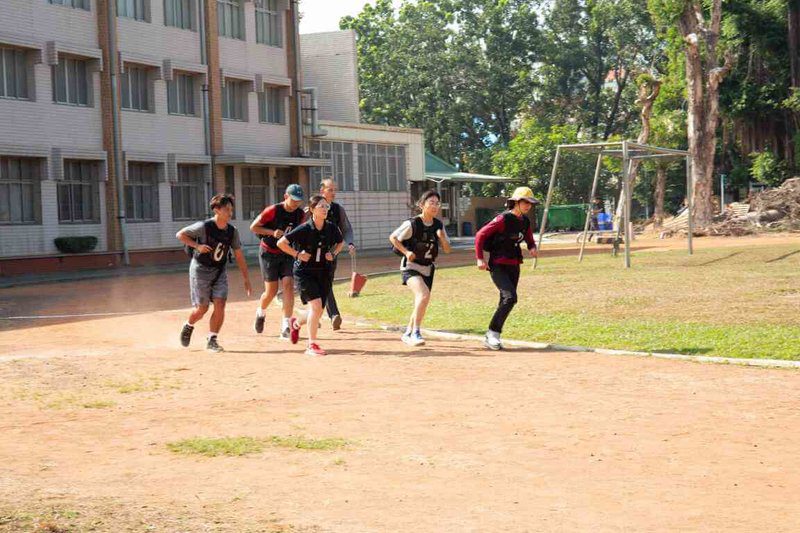 林業及自然保育署嘉義分署甄試8名森林護管員，40人報名其中8人是女性，1日成績揭曉，8名女性中有3人正取、2人備取。術科測驗基本體技能負重跑步時，她們展現優秀體能。（林保署嘉義分署提供）中央社記者蔡智明傳真　114年12月1日