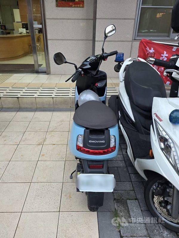 新北市中和區呂姓男子日前吸毒後騎微型電動二輪車（圖），直接停到分局門口自首，除被毒品罪送辦，也成為新北微電車毒駕開罰首例。（翻攝照片）中央社記者王鴻國傳真　114年11月30日