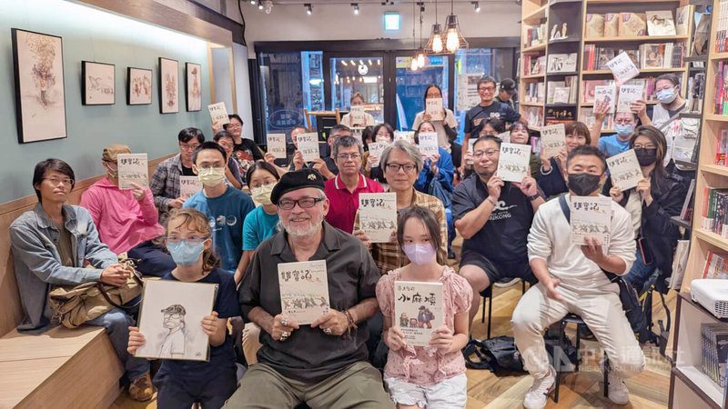 漫畫「雙寶記：星星穿越宇宙而來」發表會30日在台北基地書店舉行，漫畫家麥人杰（前排戴帽者）開心攜一雙兒女與書迷合影。中央社記者王寶兒攝　114年11月30日