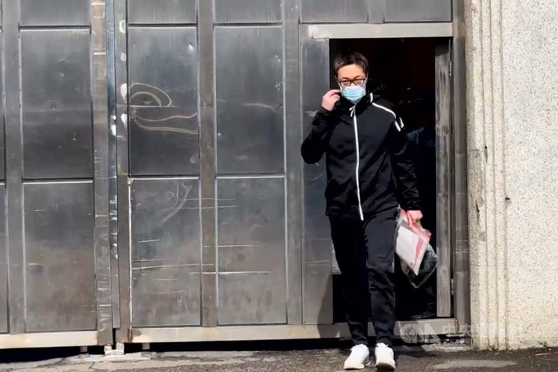 名嘴朱學恒強吻國民黨台北市議員鍾沛君，判刑11月定讞後，1月24日主動提前報到入獄服刑，因表現良好獲得縮刑1日出獄，朱學恒直到中午近11時30分才步出北監，身形較以往瘦。中央社記者吳睿騏桃園攝　114年12月1日