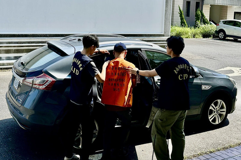 遭通緝超過12年的吳姓男子（中）假冒他人名義，於高雄市租屋藏匿並作為毒品加工及出貨據點，遭台南市刑警大隊循線逮捕移送台南地檢署偵辦。（讀者提供）中央社記者楊思瑞台南傳真　114年12月1日