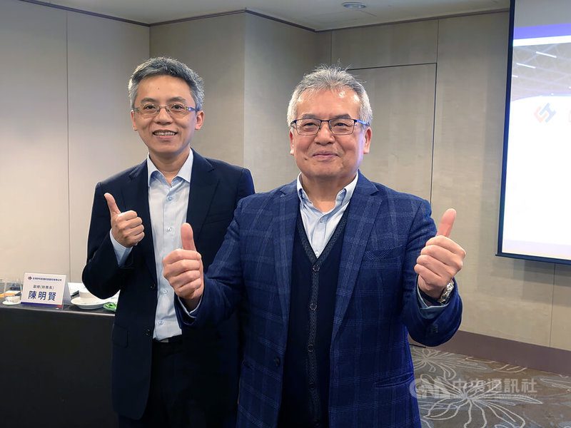 矽科宏晟預計今年底前掛牌上櫃，8日舉行媒體交流會，總經理柯燦塗（右）表示，明年營運展望正向，海外市場訂單是主要成長動能。中央社記者張建中攝　114年12月8日