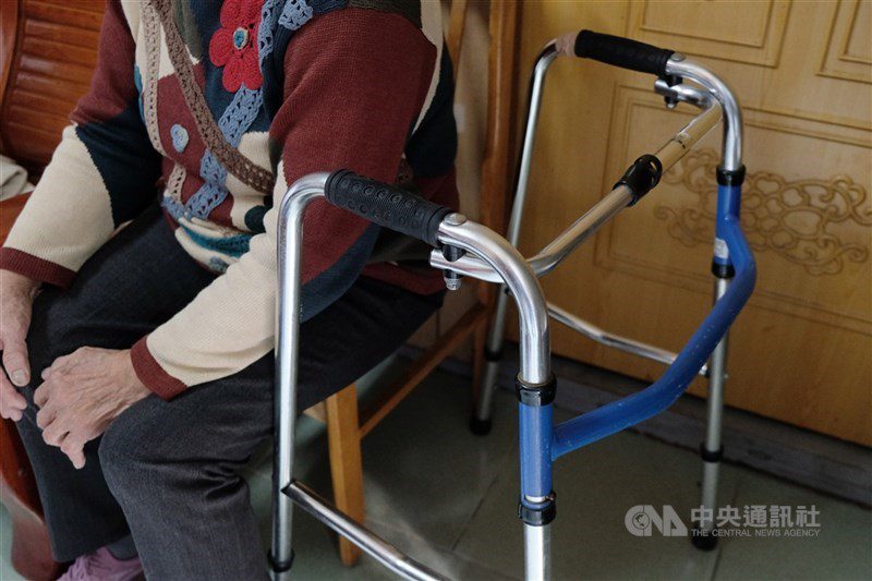 銀髮海嘯來襲，失智人口持續攀升，根據國衛院全國社區失智症流行病學調查，65歲以上長者失智症盛行率為7.99%。圖為長者示意圖。（中央社檔案照片）