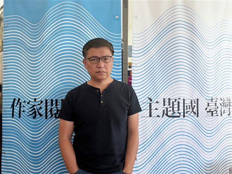 第24屆國家文藝獎名單9日揭曉，現年54歲的吳明益為歷屆文學類得主中最年輕得獎者。（中央社檔案照片）