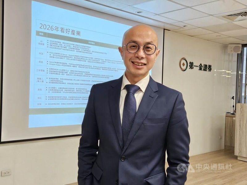 第一金投顧董事長黃詣庭表示，截至12月1日，台股加權指數今年以來漲幅高達18.6%，相較之下櫃買指數漲幅僅1.51%，看好低基期的傳產股、中小型股明年有望出現補漲行情。中央社記者曾仁凱攝　114年12月2日