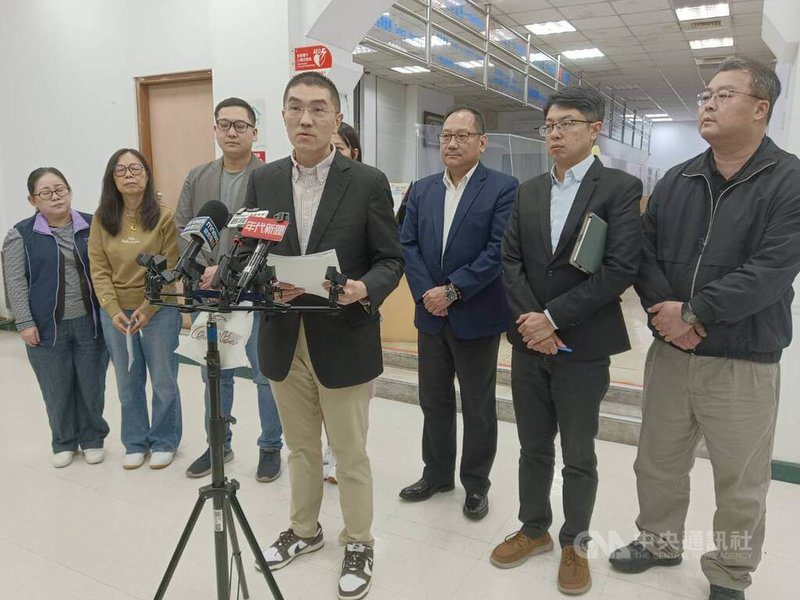 基隆河水源近日受到油污染，使得許多基隆市用戶自來水有油味，市長謝國樑（前）30日晚間召開會議後受訪表示，經稽查，油膜感測器故障，台水公司大規模造成市民不便，市府最快於12月1日下午開罰。中央社記者王朝鈺攝 114年11月30日