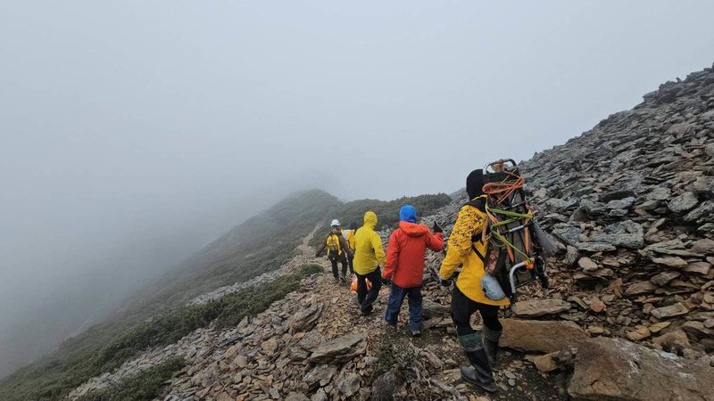 年約60歲來自新北市的郭姓退休校長11月底與山友前往玉山後四峰攀登，過程中失聯，1日上午被路過山友發現倒臥邊坡，經高雄市消防局搜救人員確認，郭男明顯死亡，目前由搜救人員將郭男遺體運回山屋，待申請直升機運送下山。（高雄市消防局提供）中央社記者張已亷傳真　114年12月1日