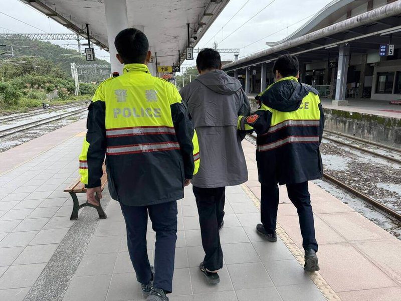 花蓮光復鄉遭洪災，竟有不肖分子佯稱以「贈送家電須貼補5000元」為由，先後詐騙多名災民，警方獲報後28日在光復火車站月台逮捕曾嫌，查扣相關證物深入偵辦。（花蓮縣警察局提供）中央社記者李先鳳傳真　114年11月30日