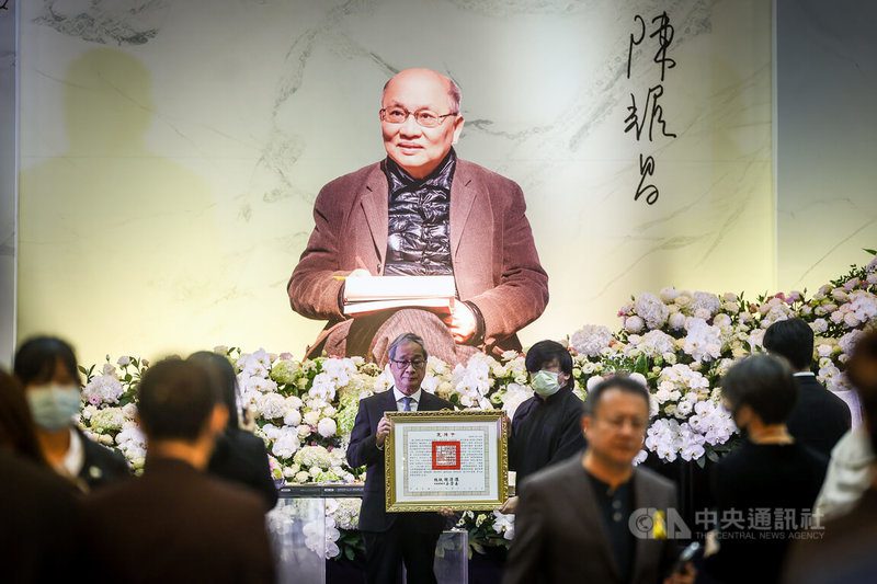 電視劇「斯卡羅」原著「傀儡花」作者陳耀昌逝世，享壽76歲，告別式9日在台北市懷愛館舉行，文化部長李遠（中左）代表頒贈總統褒揚令給家屬。中央社記者王騰毅攝　114年12月9日