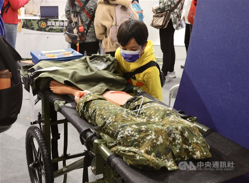 圖為去年台灣醫療科技展開展期間，小朋友到場參觀，在「國軍醫療體系」展區觀看仿真創傷戰士。（中央社檔案照片）