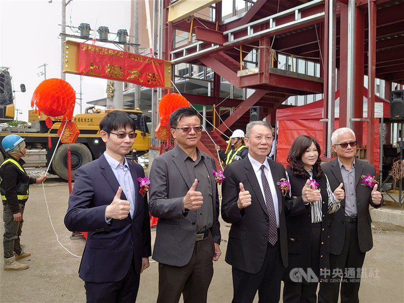 圖為汎銓球面像差修正穿透電子顯微鏡（TEM）新廠房上梁典禮。 （中央社檔案照片）