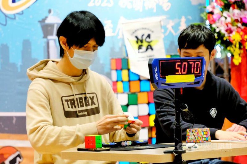 2025飛機盃國際魔術方塊大賽29、30日在桃園國際機場舉行，台灣好手王楷文（左）與來自7國逾180名選手競技，成功於7項分組中奪得3×3、4×4及5×5共3項冠軍。中央社記者吳睿騏桃園機場攝　114年11月30日