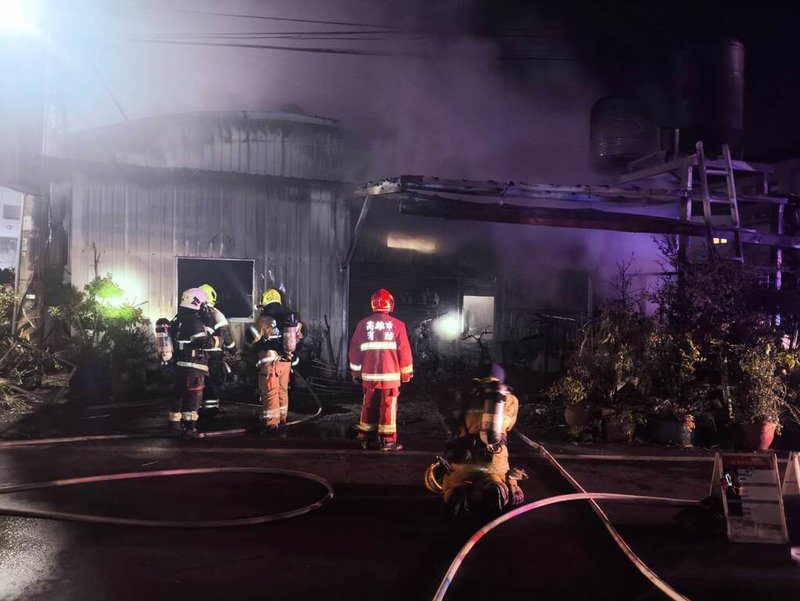 高雄大樹區溪埔路一間汽車保養廠，30日凌晨發生火警，經消防人員搜索，發現年約55歲李姓女子疑逃生不及，明顯身亡未送醫。（高雄市政府消防局提供）中央社記者張已亷傳真  114年11月30日