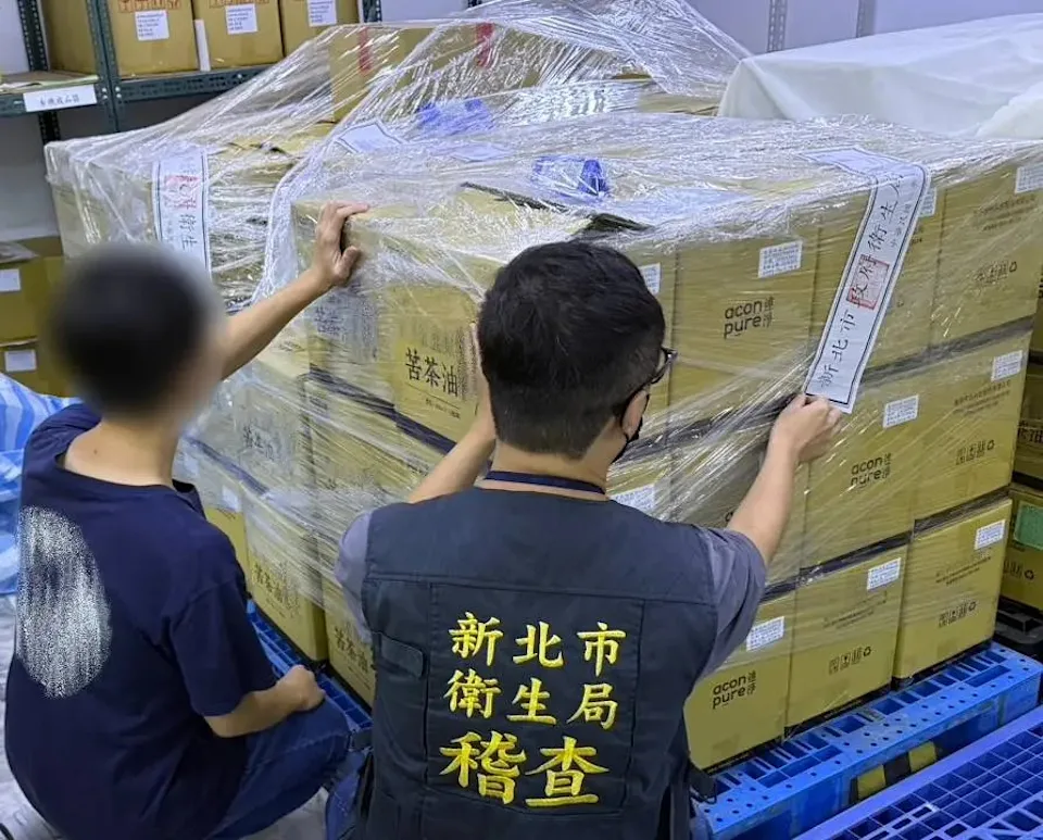 連淨苦茶油驗出苯駢芘超標　新北衛生局：939瓶流入市面僅回收33瓶　原料為中國進口