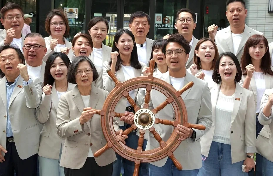 沈伯洋今(2日)登記參選 蔡英文陪同並贈「船舵」:把台北帶往對的方向 沈伯洋今(2日)登記參選 蔡英文陪同並贈「船舵」:把台北帶往對的方向